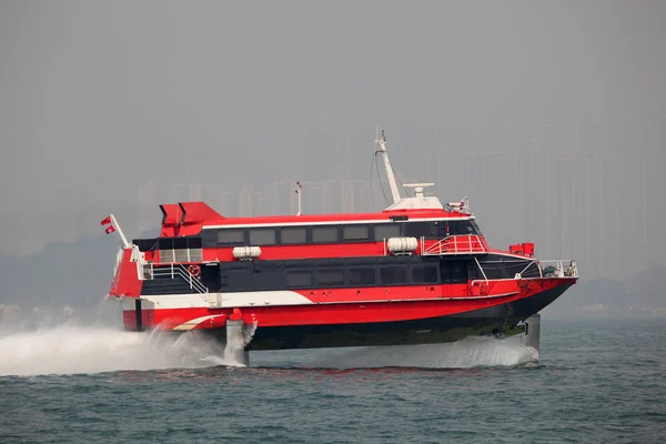 Barco ferry hidroplano de alta velocidad en Hong Kong, China — Foto de Stock