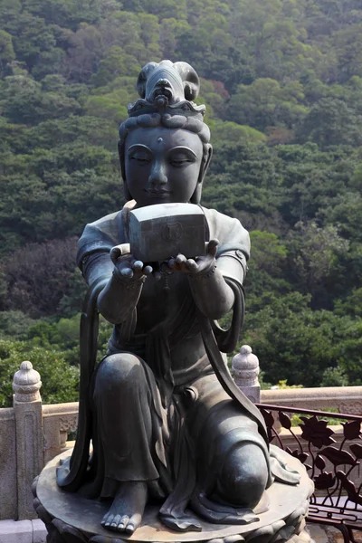 Estátua budista fazendo oferendas ao Tian Tan Buddha em Hong Kong — Fotografia de Stock