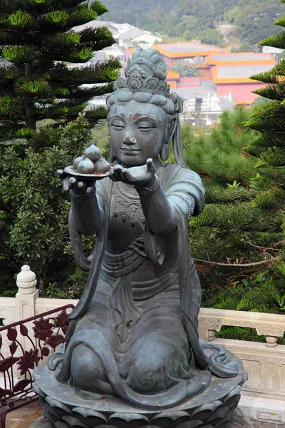 Estátua budista fazendo oferendas ao Tian Tan Buddha em Hong Kong — Fotografia de Stock