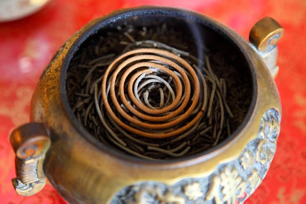 Spirale di incenso nel tempio buddista di Hong Kong — Foto Stock