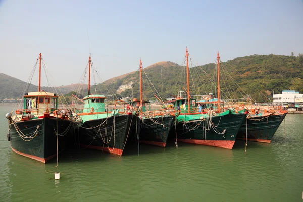 Łodzie rybackie w tai o wieś. Lantau island, Hongkong, Chiny — Zdjęcie stockowe