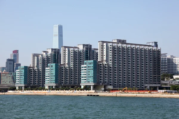 Budynki nad wodą w hong kong, Chiny — Zdjęcie stockowe