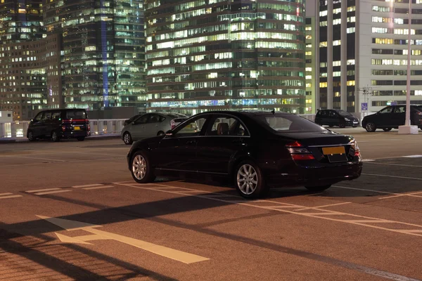 Bilar på en parkering i staden på natten — Stockfoto