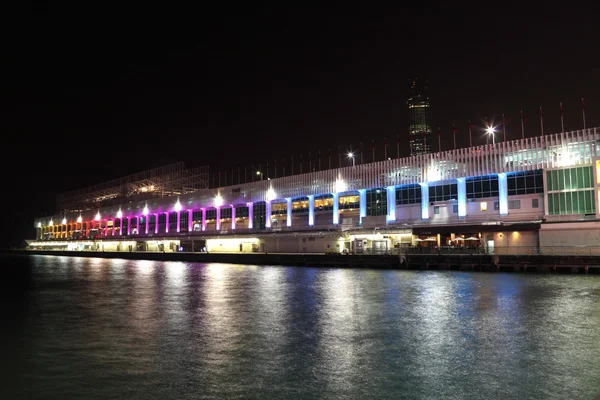 Plavební terminál v Hong Kongu osvětlený v noci — Stock fotografie