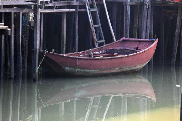 Bateau dans le village de pêcheurs chinois Tai O, Hong Kong — Photo