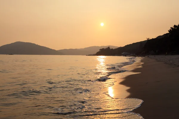 Pôr do sol na praia. Ilha de Lantau, Hong Kong, China — Fotografia de Stock