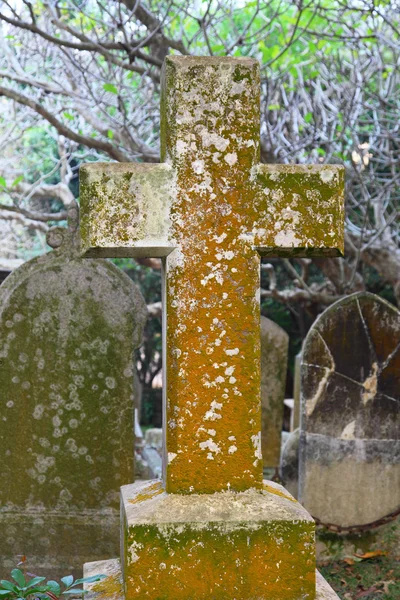 Σταυρός σε ένα πολύ παλιό χριστιανικό νεκροταφείο — Φωτογραφία Αρχείου