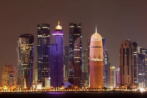 Doha skyline centro por la noche, Qatar, Oriente Medio —  Fotos de Stock