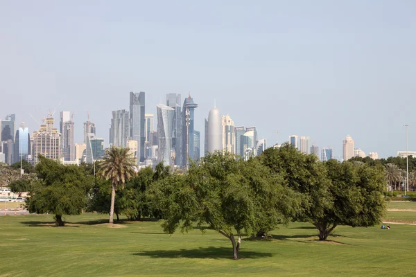 Καταπράσινο πάρκο στη Ντόχα, Κατάρ, Μέση Ανατολή — Φωτογραφία Αρχείου