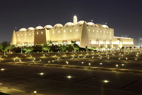 アブドゥル ワッハーブのモスクは夜に照らされます。ドーハ, カタール — ストック写真