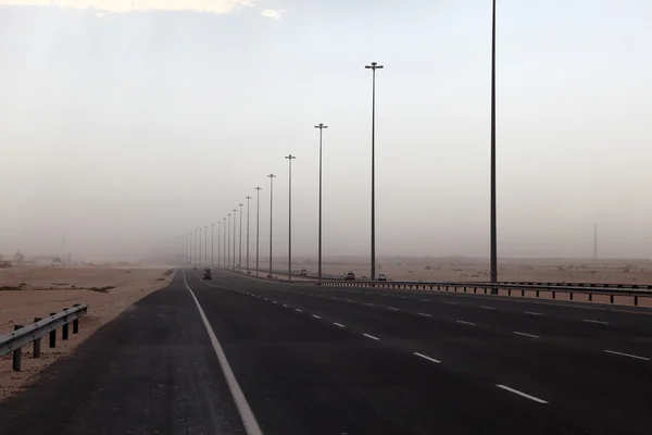 Motorväg i qatar under sandstorm. Mellanöstern — Stockfoto