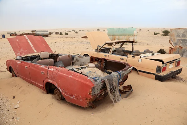 Övergivna bilar i öknen. Qatar, Mellanöstern — Stockfoto