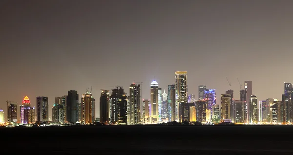 Doha skyline centro por la noche, Qatar, Oriente Medio —  Fotos de Stock