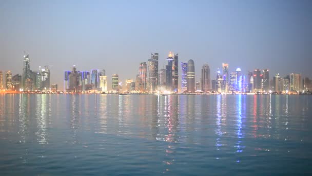 Doha Skyline in der Abenddämmerung, Katar — Stockvideo