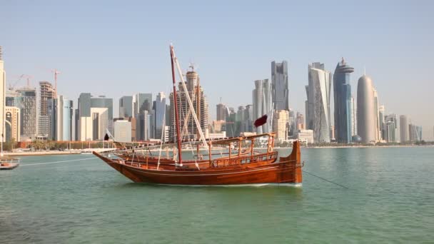 Ιδιαίτερο σχήμα αραβικού dhow στη Ντόχα, Κατάρ — Αρχείο Βίντεο