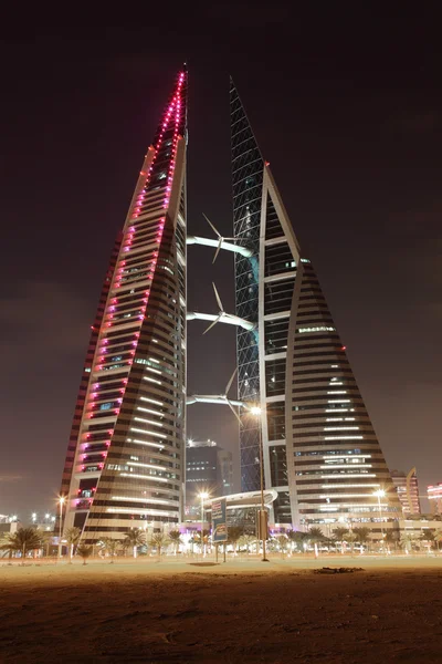 Bahrein world trade center felhőkarcoló éjjel. Manama, Közel-Kelet — Stock Fotó