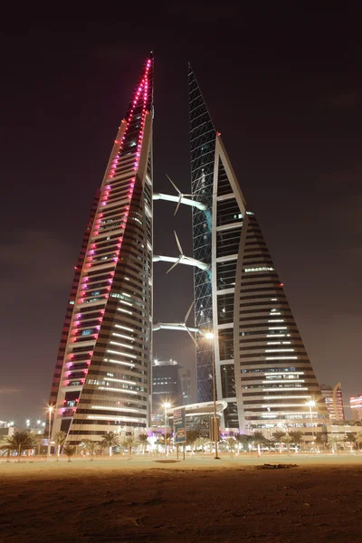 Bahrain World Trade Center Arranha-céu à noite. Manama, Oriente Médio — Fotografia de Stock