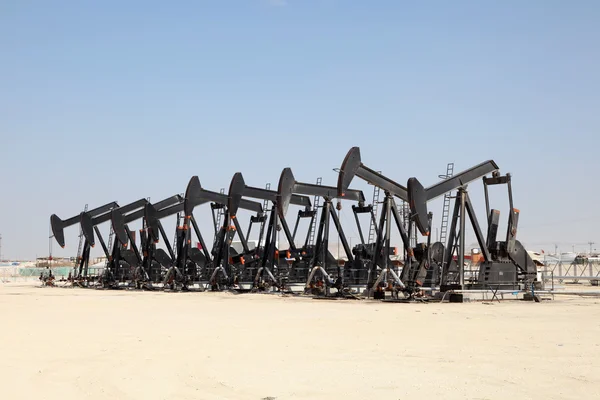 Jacks de bomba de aceite negro en el desierto de Bahréin — Foto de Stock