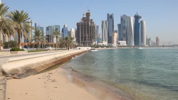 Strand bij de doha corniche, qatar — Stockvideo