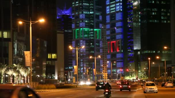 晚上在多哈街头。卡塔尔 — 图库视频影像