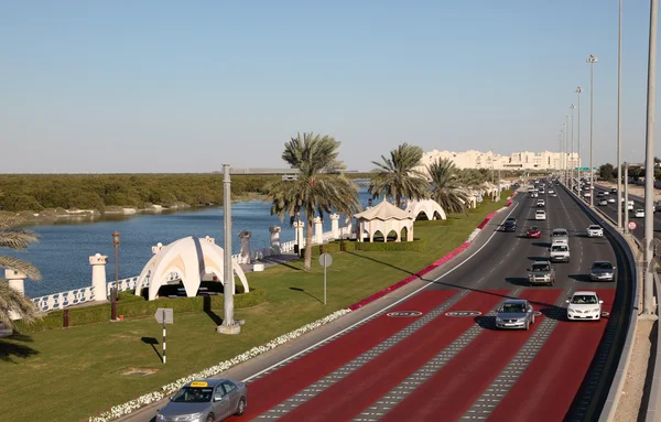 Sheikh bin Zayed Street em Abu Dhabi, Emirados Árabes Unidos — Fotografia de Stock