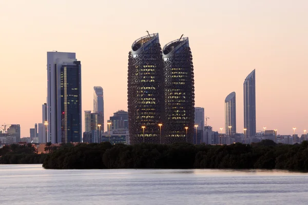 O horizonte de Abu Dhabi ao anoitecer. Emirados Árabes Unidos — Fotografia de Stock