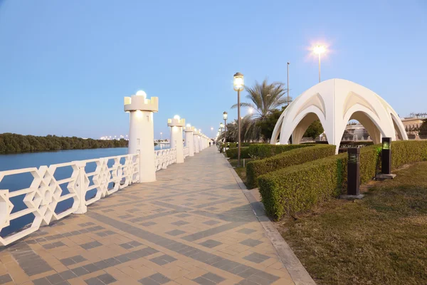 Die alte corniche in abu dhabi, vereinigte arabische emirate — Stockfoto