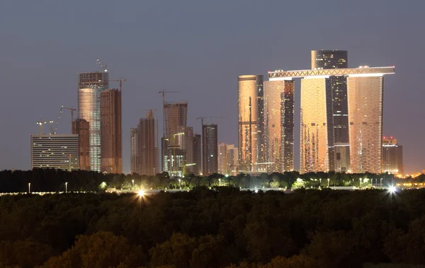Skyline van Abu dhabi in de schemering, Verenigde Arabische Emiraten — Stockfoto