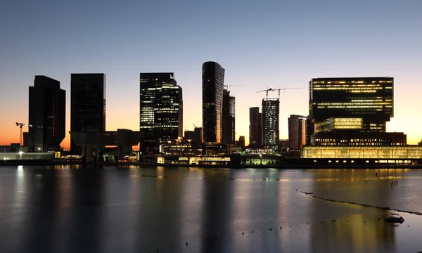 O horizonte de Al Maryah Island ao anoitecer. Abu Dhabi, Emirados Árabes Unidos — Fotografia de Stock