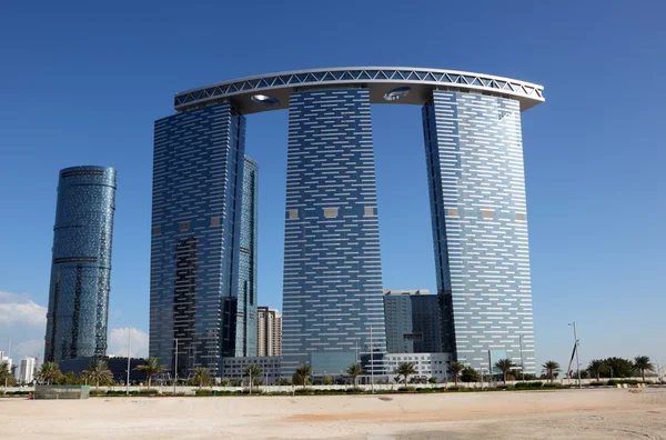 Abu Dhabi, Birleşik Arap Emirlikleri al reem adadaki kapıyı kuleleri — Stok fotoğraf