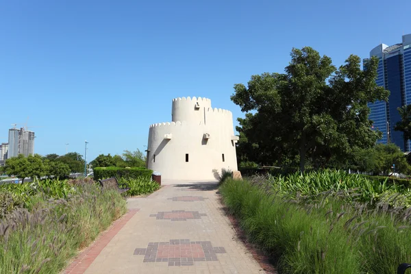 Stará věž v parku corniche v abu dhabi, Spojené arabské emiráty — Stock fotografie