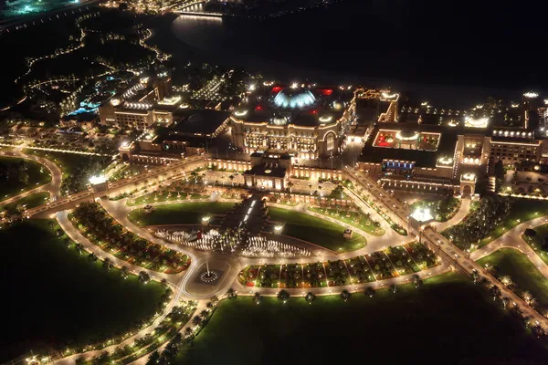 Emirates Palace à noite. Abu Dhabi, Emirados Árabes Unidos — Fotografia de Stock