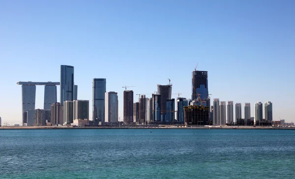 Skyline de Al Reem Island en Abu Dhabi, Emiratos Árabes Unidos — Foto de Stock