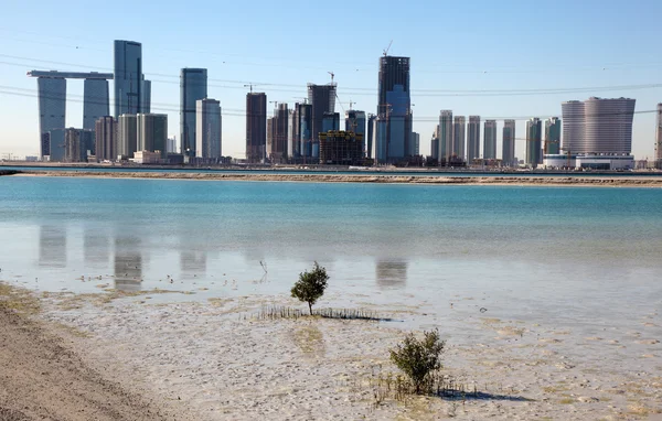 Vista di Abu Dhabi dall'isola di Saadiyat, Emirati Arabi Uniti — Foto Stock
