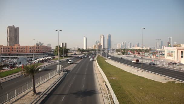 Weg in de stad van manama, Bahrein (Bahrain) — Stockvideo