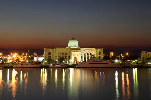 Regeringsgebouw bij nacht in sharjah, Verenigde Arabische Emiraten — Stockfoto