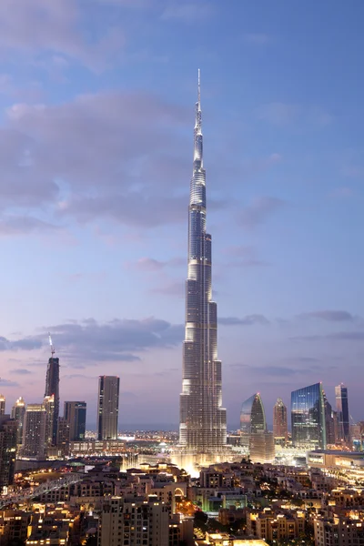 Burj Khalifa iluminado ao entardecer. Dubai, Emirados Árabes Unidos — Fotografia de Stock