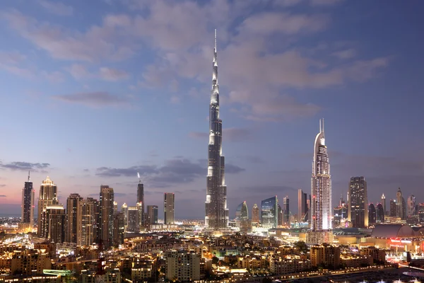 Burj Khalifa e Dubai Downtown ao entardecer. Emirados Árabes Unidos — Fotografia de Stock