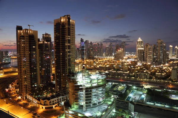 Dubai Downtown iluminado ao entardecer. Emirados Árabes Unidos — Fotografia de Stock