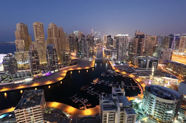 Dubai Marina iluminado à noite. Emirados Árabes Unidos — Fotografia de Stock