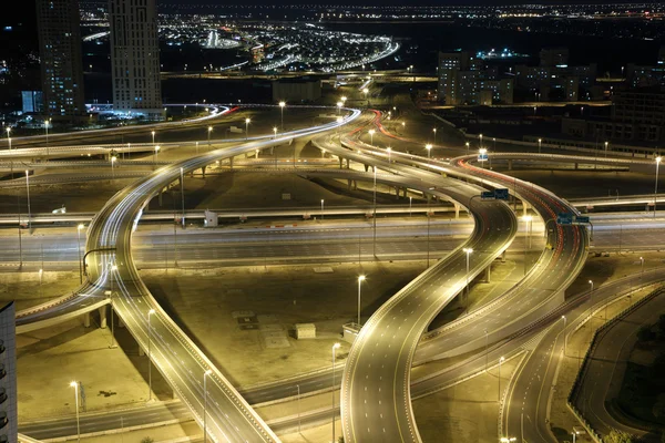 Highway kruispunt in de nacht. Dubai, Verenigde Arabische Emiraten — Stockfoto
