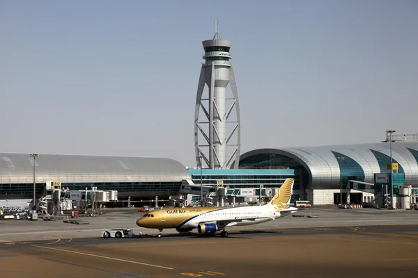 海湾航空飞机在迪拜机场。阿拉伯联合酋长国 — 图库照片