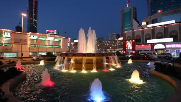 Brunnen nachts in Manama, Bahrain beleuchtet — Stockvideo