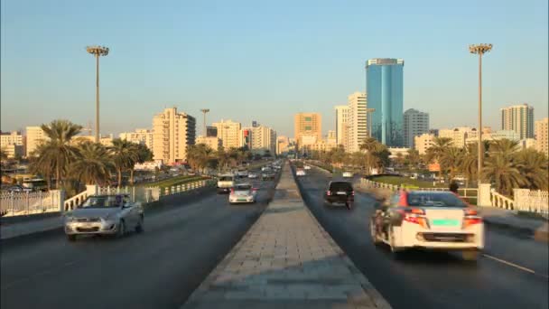 Tráfico en Sharjah City. EAU — Vídeos de Stock