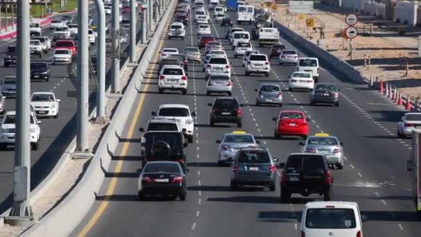 Verkeer in abu dhabi, Verenigde Arabische Emiraten — Stockvideo