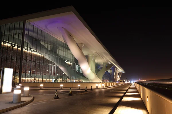 Nationales Kongresszentrum in Doha nachts beleuchtet. Katar, Naher Osten — Stockfoto
