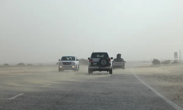 Wüstenautobahn in Katar bei Sandsturm. Mittlerer Osten — Stockfoto