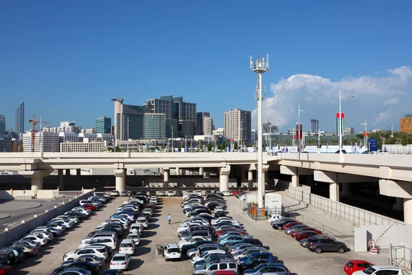 Parkeerplaats op al maryah island in abu dhabi, Verenigde Arabische Emiraten — Stockfoto