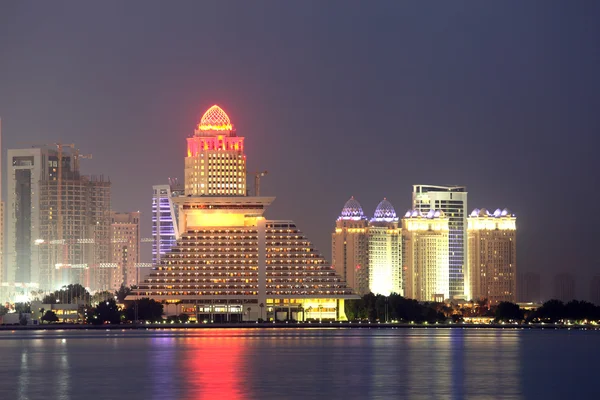 Lo skyline di Doha di notte. Qatar, Medio Oriente — Foto Stock