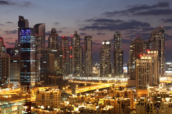 Dubai Downtown por la noche. Emiratos Árabes Unidos — Foto de Stock